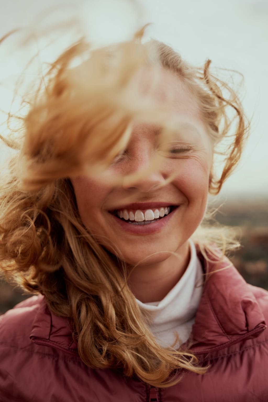 Frau mit rotem Haar und lachendem Gesicht - Imagebild einer Referenz von WESEO
